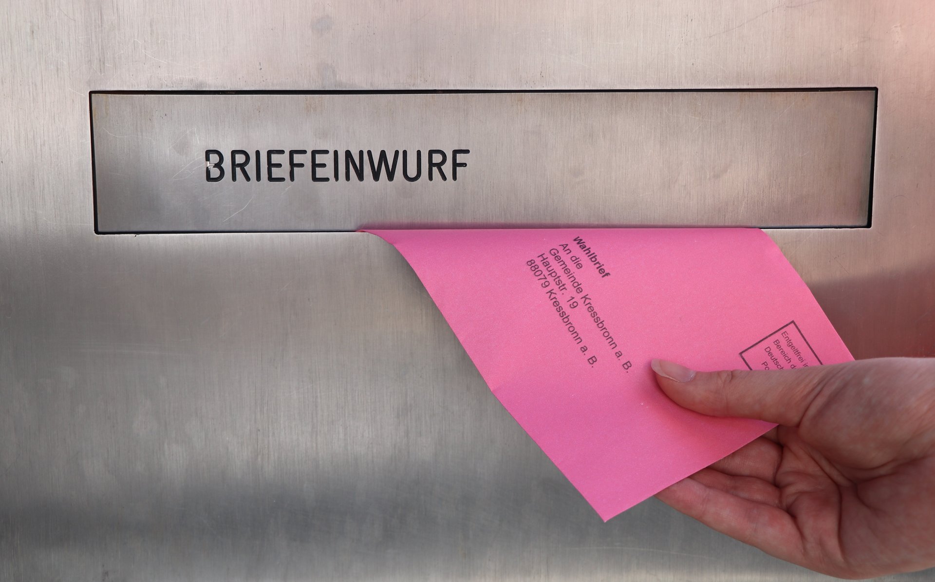 Briefeinwurf Briefwahl im Briefkasten der Gemeinde Kressbronn am Bodensee