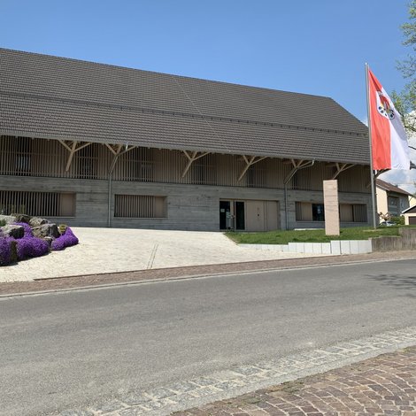 Gemeindebücherei Außenansicht mit Kirchturm im Hintergrund