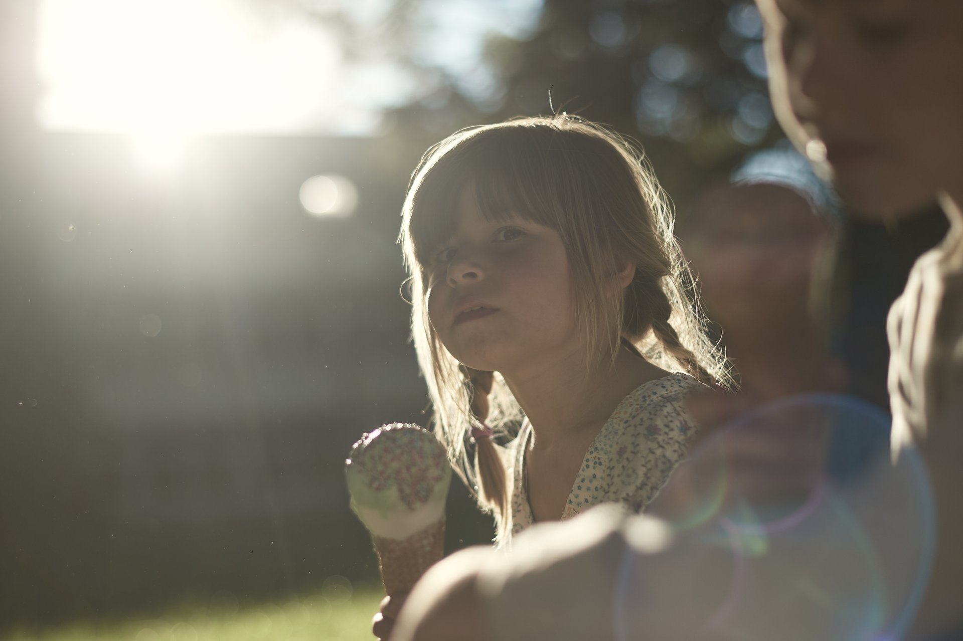 Kinder mit Eis